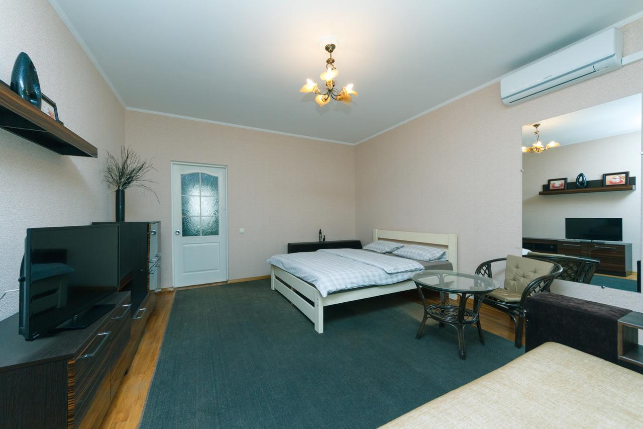 Apartment Poznyaky-Bazhana Kyiv Exterior photo